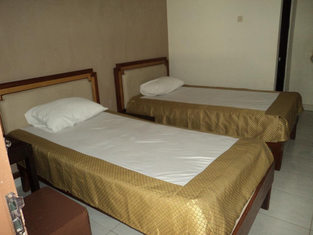 Hotel Sentral Pabean Buleleng Habitación foto