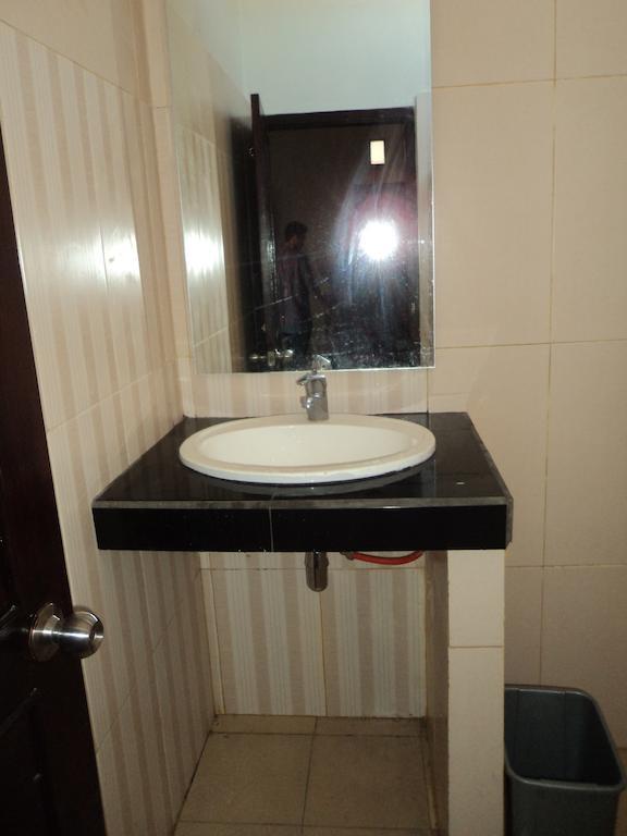 Hotel Sentral Pabean Buleleng Habitación foto